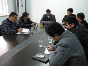 圖片說明✈️：與會人員商討奉賢校區水平衡檢測工作
